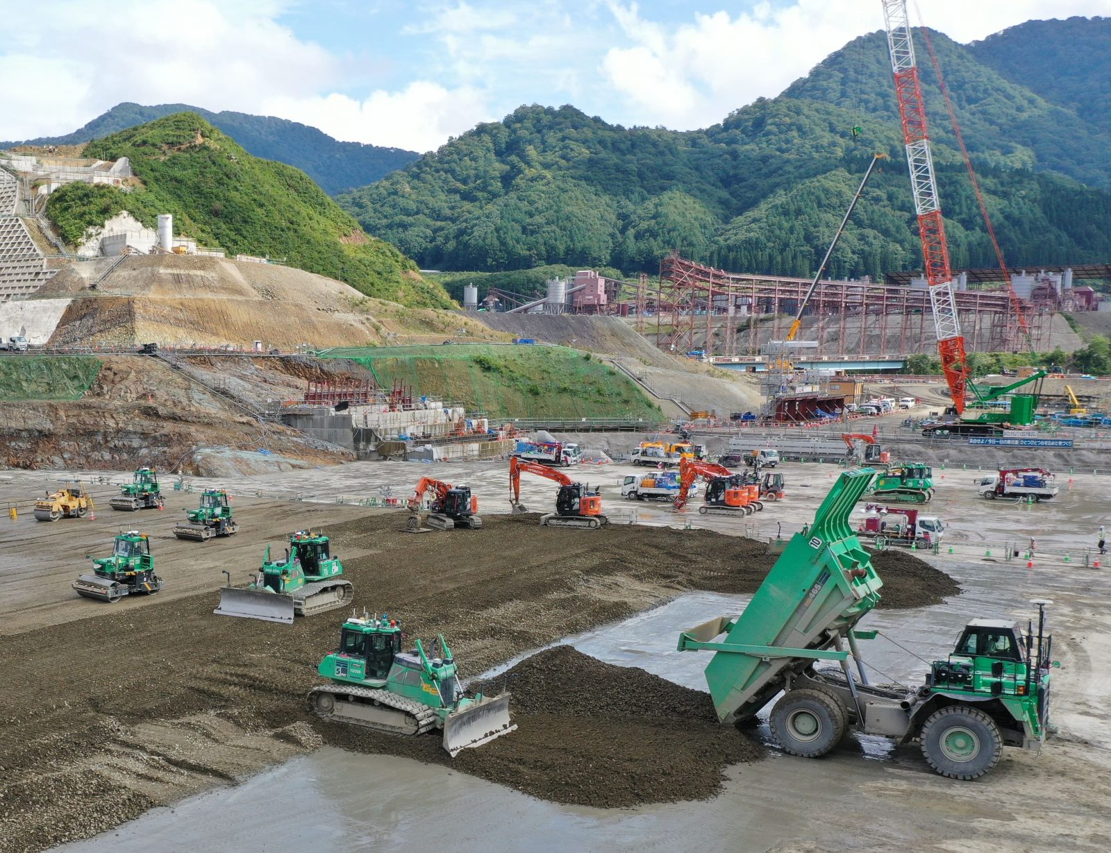 自動運転の重機がダム建設 最長72時間働けます(2020年10月15日